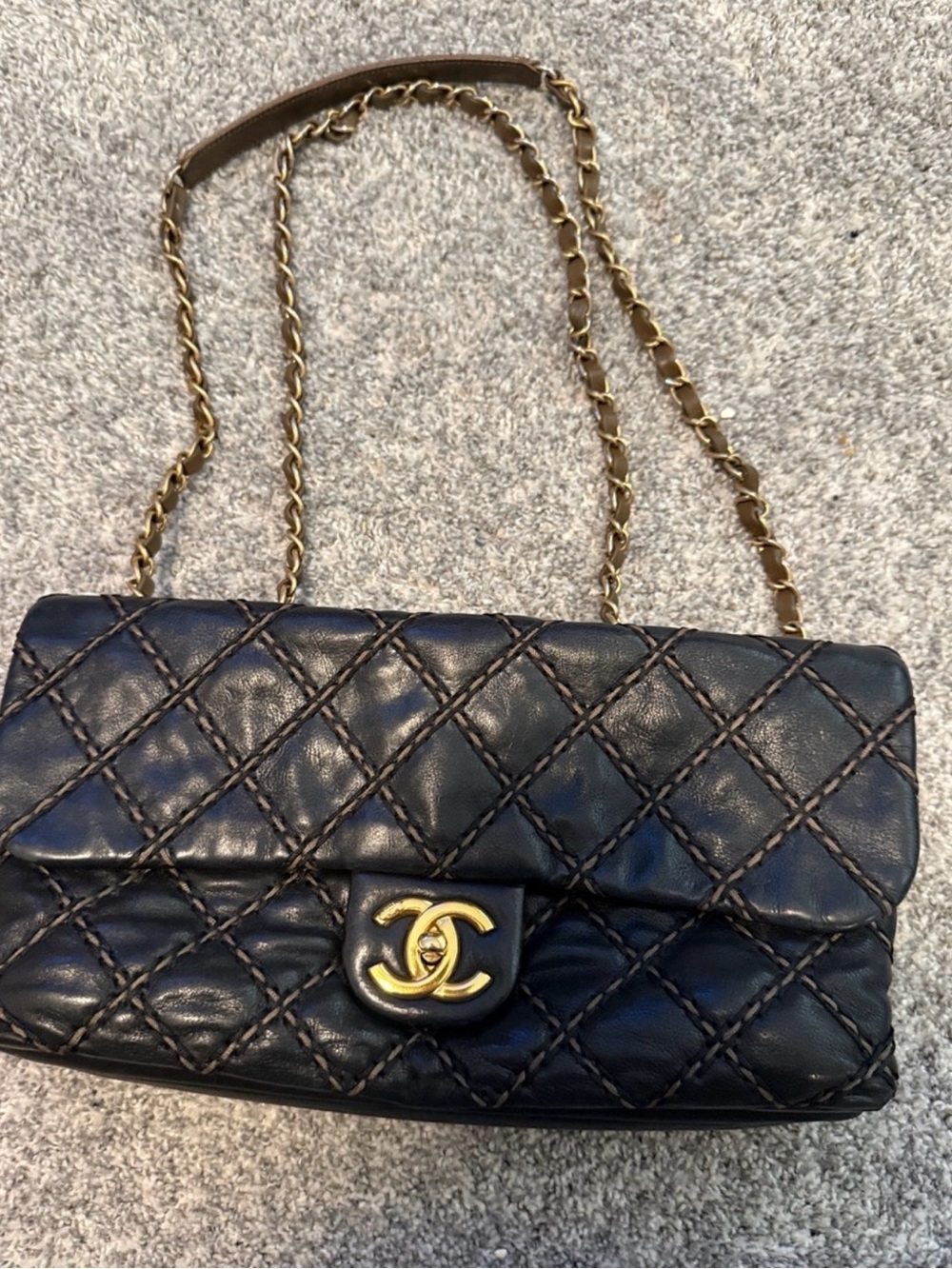CHANEL Black Quilted Leather Shoulder Bag with Gold Chain